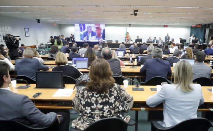 Discussão e votação de propostas legislativas.