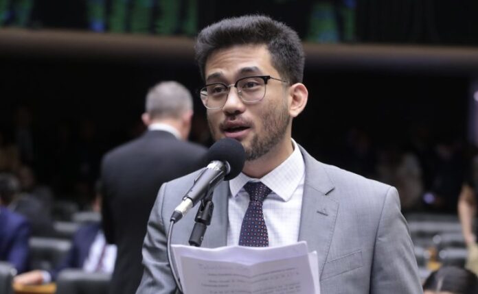 Deputado Kim Kataguiri fala ao microfone