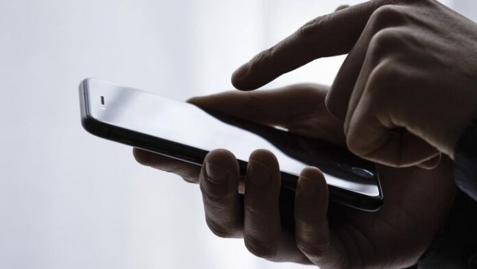 Symbolfoto zum Thema Datensicherheit auf dem Smartphone Haende tippen auf einem Smartphone Berlin
