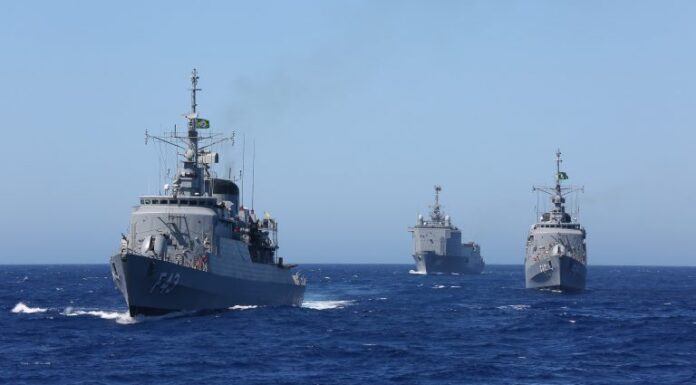 Navios da Marinha em alto mar