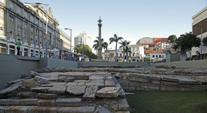 Viagem pelo Atlântico relembra pessoas escravizadas entre Brasil e Angola