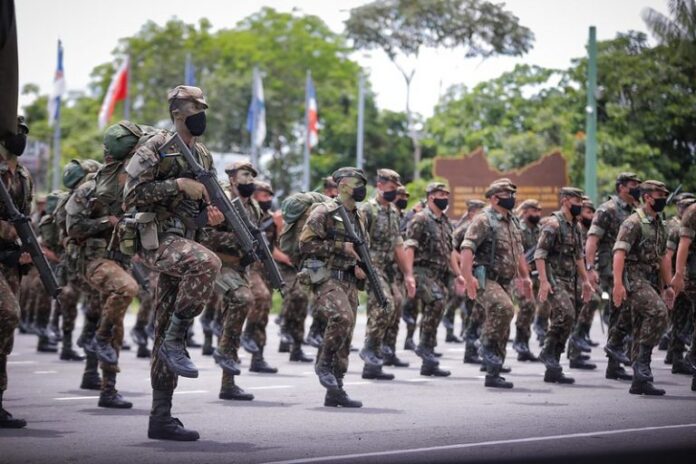 Soldados do Exército marchando