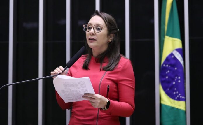 Deputada Renata Abreu fala ao microfone
