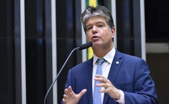 Deputado Ruy Carneiro fala ao microfone