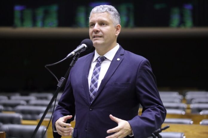 Deputado Dr. Frederico fala ao microfone
