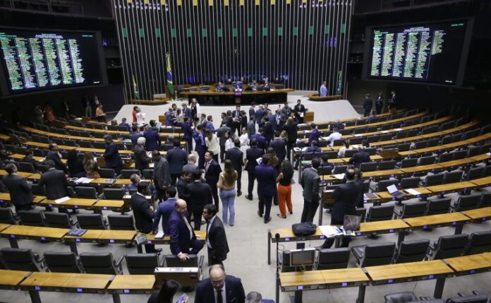 Discussão e votação de propostas legislativas.