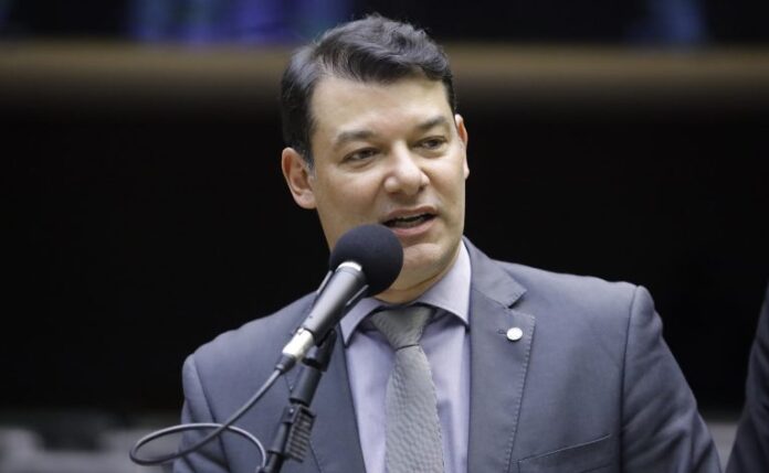 Deputado Roberto Duarte fala ao microfone