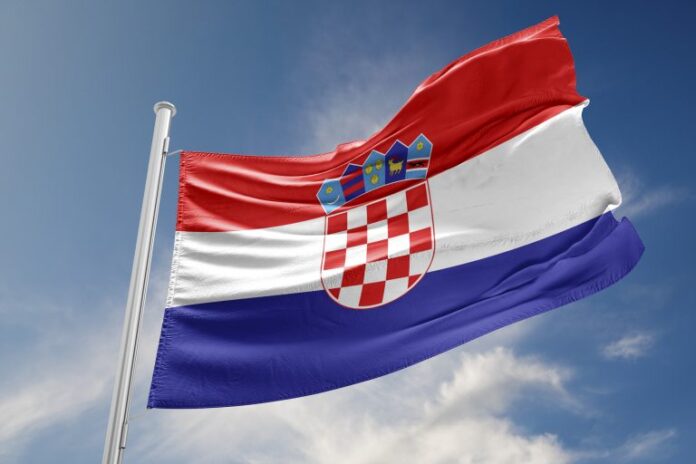Bandeira da Croácia é acenando contra o céu azul