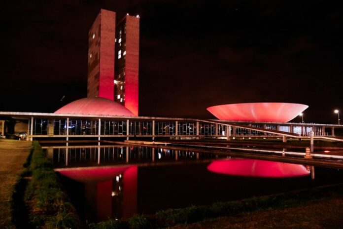 Saúde - doenças - Congresso Vermelho - Cúpula e anexo 1 do Senado Federal são iluminados de vermelho, de 8 a 13 de maio, em alusão ao Dia Nacional da Talassemia, tipo de anemia incomum que reduz a produção de hemoglobina.