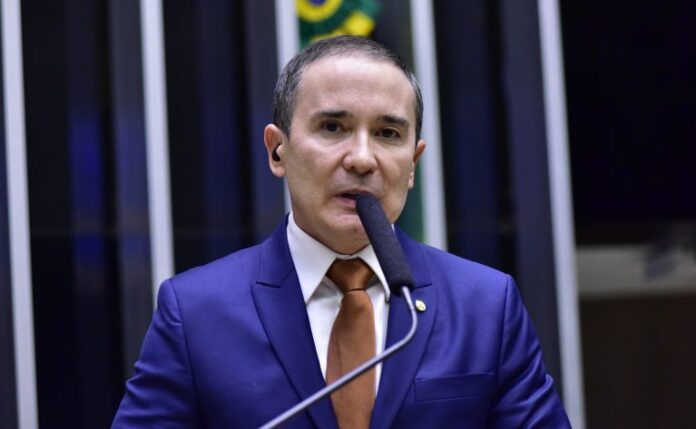 Deputado Duarte Jr. fala ao microfone