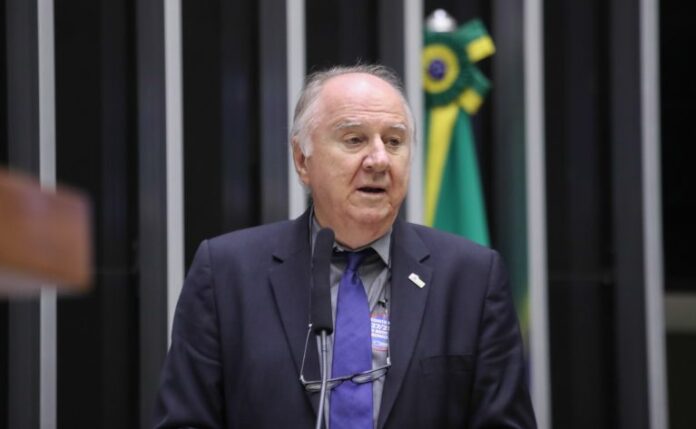 Manutenção da Redução Alíquota previdenciária patronal de 8% para municípios. Presidente da Confederação Nacional dos Municípios, Paulo Ziulkoski.