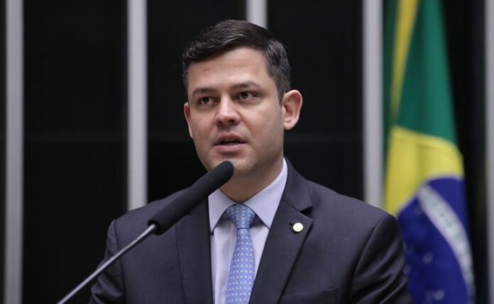 Deputado Tião Medeiros (PP-PR) fala no Plenário da Câmara dos Deputados