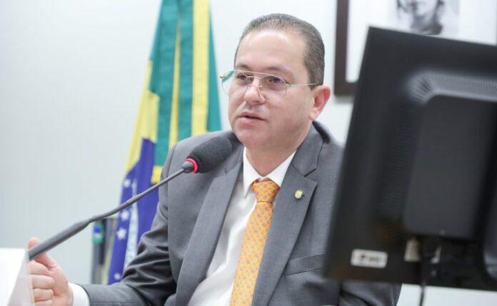 Deputado Alex Santana (Republicanos-BA) fala em comissão da Câmara dos Deputados
