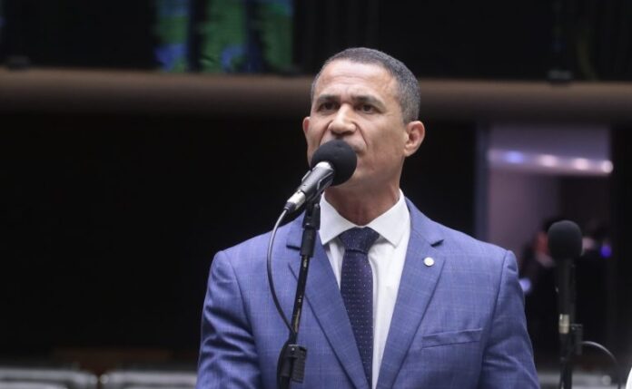 Deputado Coronel Assis fala ao microfone