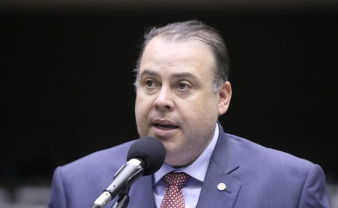 Deputado Julio Cesar Ribeiro fala ao microfone