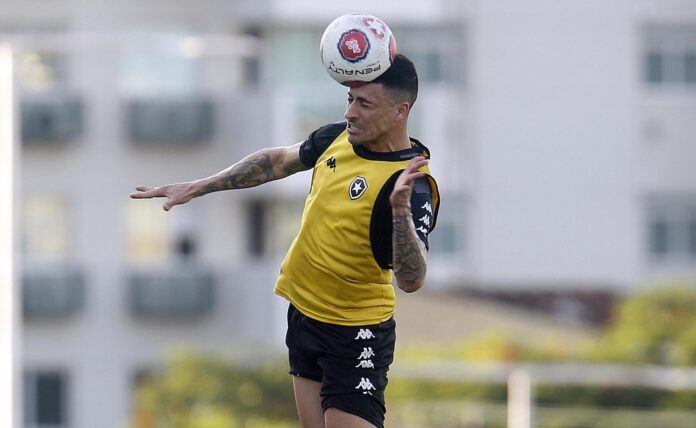 Zagueiro do Botafogo debocha da própria torcida em igreja e viraliza
