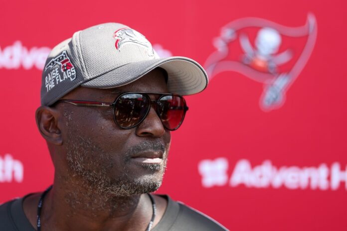 Treinador de Buccaneers Todd Bowles, GM Jason Licht Sign Extensions
