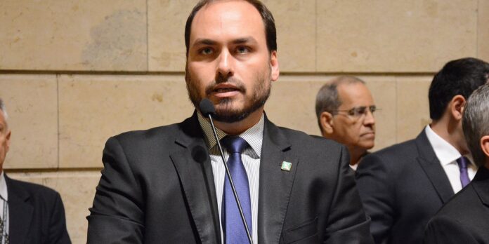 PF diz que Bolsonaro e Carlos integravam organização criminosa na Abin