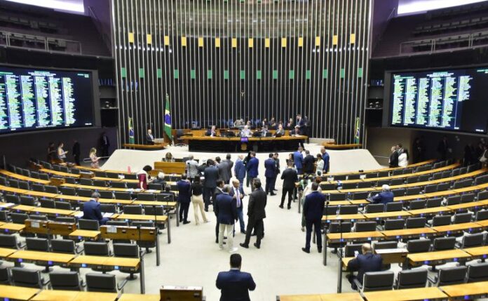 Câmara pode votar projeto que cria indenização para fiscais que atuam no combate à gripe aviária - Notícias
