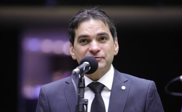 Deputado Murilo Galdino fala ao microfone