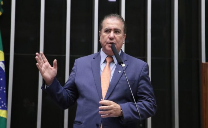 Deputado Jonas Donizette fala ao microfone