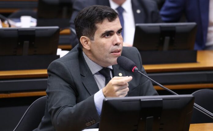 Comissão aprova ampliação da divulgação de telefone para receber denúncia Deputado Ricardo Ayres fala ao microfone