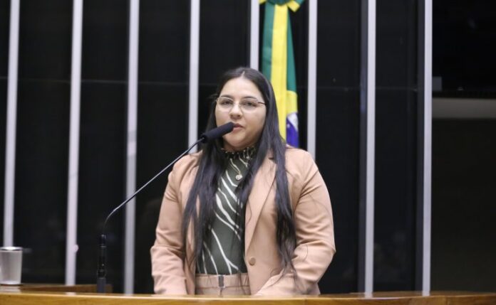 Deputada Meire Serafim fala ao microfone