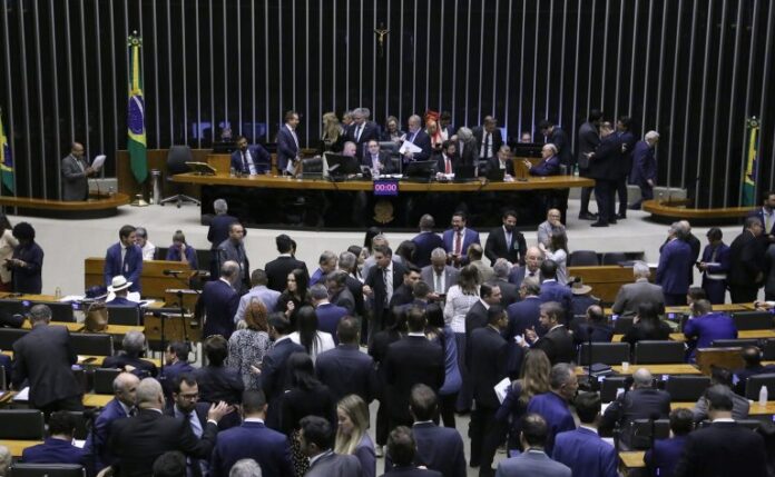 Câmara pode votar projeto que aumenta penas para abandono de Discussão e Votação de Propostas Legislativas.