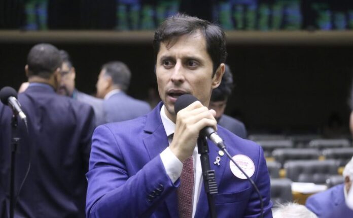 Deputado Duarte Jr. fala ao microfone