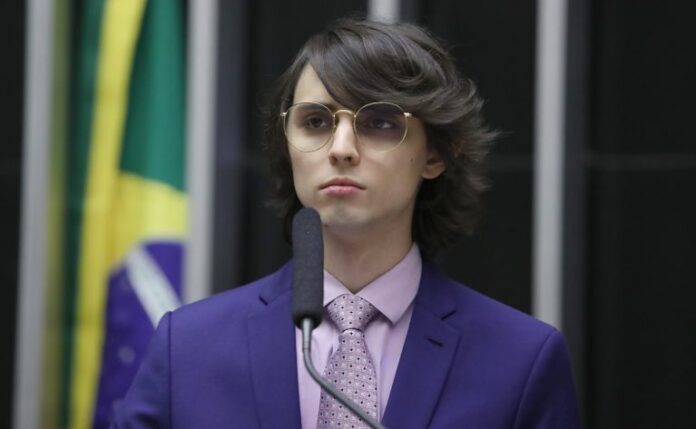 Deputado Amom Mandel fala ao microfone