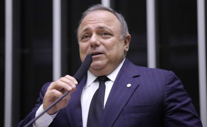 General Pazuello discursa no plenário