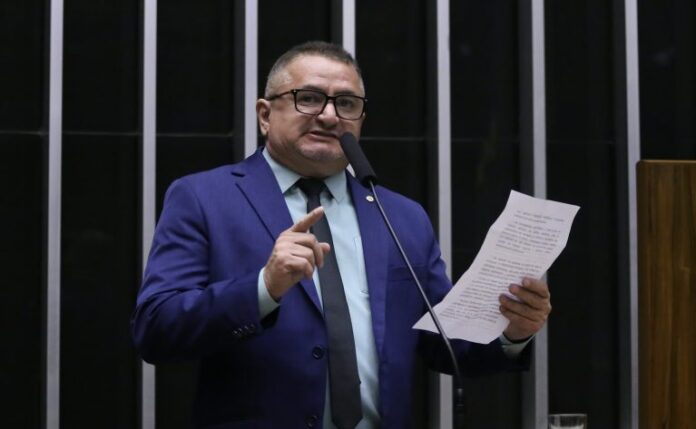Deputado Professor Reginaldo Veras fala ao microfone 