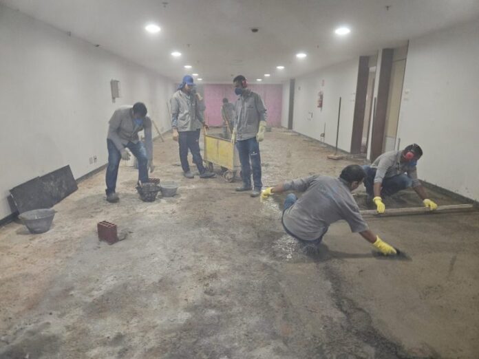 Preparação do contrapiso no corredor das comissões