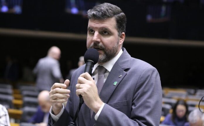 Deputado Pedro Lupion fala ao microfone 