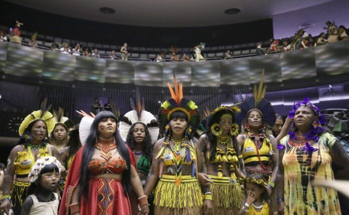 Homenagem da IV Marcha das Mulheres Indígenas. Dep. Célia Xakriabá (PSOL - MG)