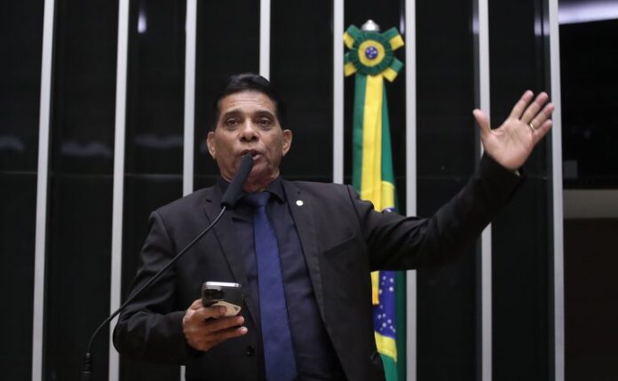 Deputado Roberto Monteiro Pai (PL-RJ) fala no Plenário da Câmara dos Deputados