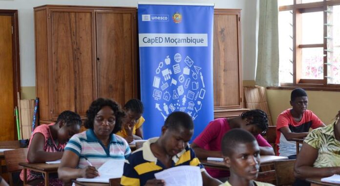 Mulheres em Moçambique motivam-se a voltar à escola na alfabetização