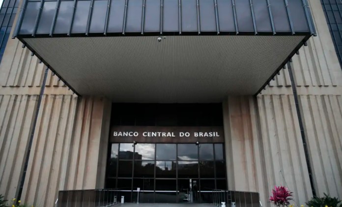 Copom mantém a taxa Selic em 15% ao ano Copom mantém a taxa Selic em 15% ao ano