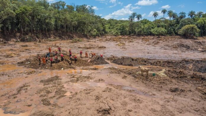 Bombeiros trabalhando no resgate de vítimas em Brumadinho