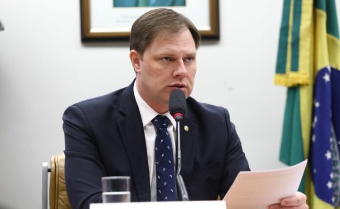 Comissão aprova projeto que exclui prova obtida ilegalmente de processo Deputado Lucas Redecker fala ao microfone