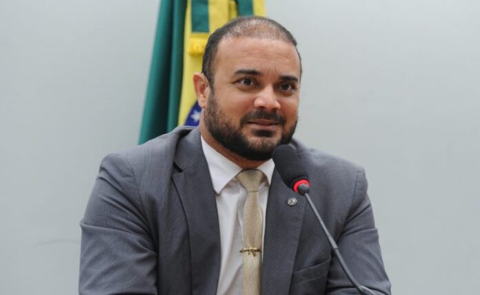 Deputado Capitão Alden fala ao microfone