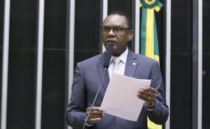 Comissão aprova checagem de dados do comprador para ativar celular Discussão e Votação de Propostas Legislativas. Dep. Ossesio Silva (REPUBLICANOS - PE)