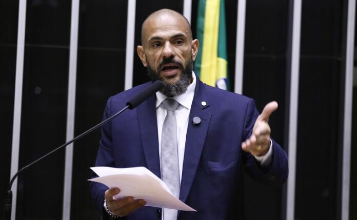 Comissão aprova projeto que atualiza Código Penal para incluir crimes Deputado Sargento Portugal (Podemos-RJ) fala no Plenário da Câmara dos Deputados