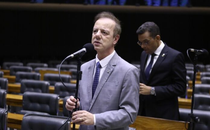 Comissão aprova proibição de contratação de condenados por crimes contra Deputado Ismael (PSD-SC) fala no Plenário da Câmara dos Deputados