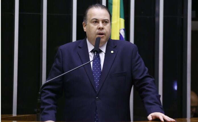 Comissão aprova prazo de 24 horas para platoformas digitais removerem Homenagem ao Dia do Profissional de Educação Física. Dep. Julio Cesar Ribeiro (REPUBLICANOS-DF)