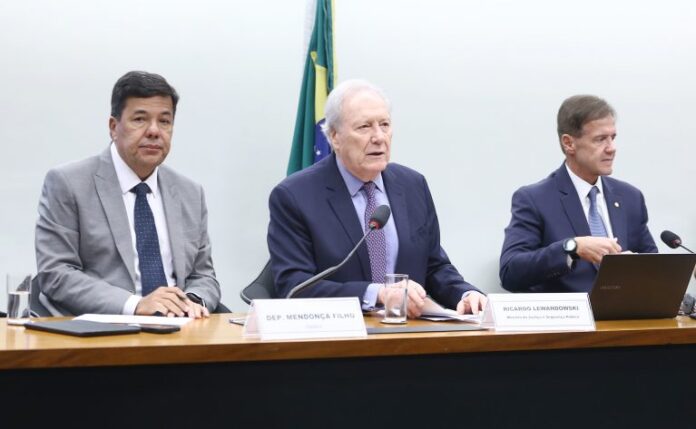 Relator da PEC da Segurança Pública apresenta sugestões de mudança Audiência Pública – Deliberação de requerimentos . Dep. Mendonça Filho (UNIÃO - PE); Ministro da Justiça e Segurança Pública do Brasil, Ricardo Lewandowski e Dep. Aluisio Mendes (REPUBLICANOS - MA)