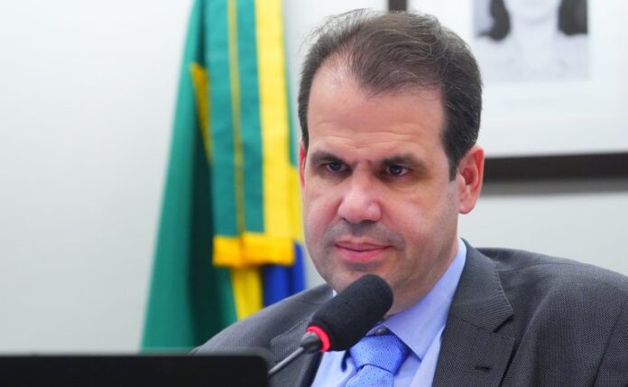 Comissão aprova projeto que obriga lojas a informar consumidores sobre Deputado Aureo Ribeiro fala ao microfone
