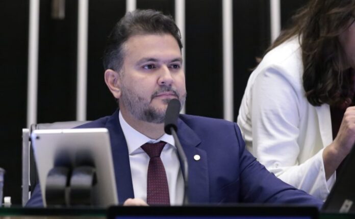 Deputado Diego Coronel no plenário