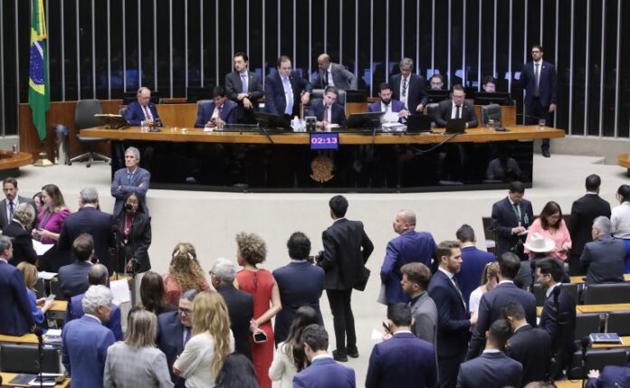 Câmara aprova MP que amplia alcance da Tarifa Social de Discussão e votação de propostas legislativas.