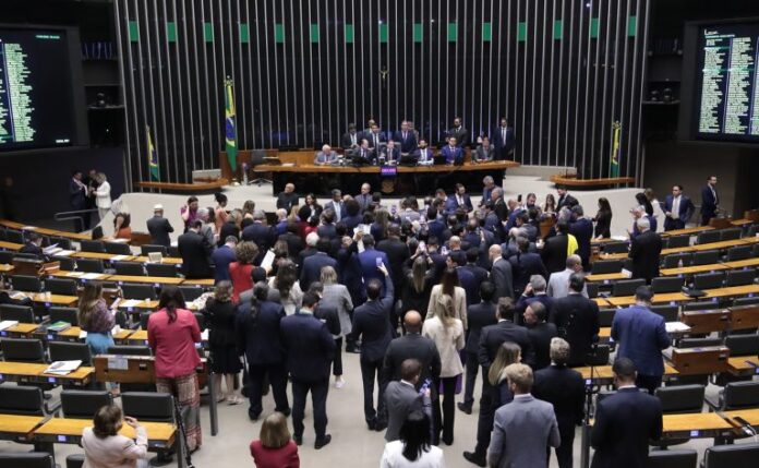 Câmara pode votar hoje projeto que exclui gastos temporários em Deputados reunidos no plenário